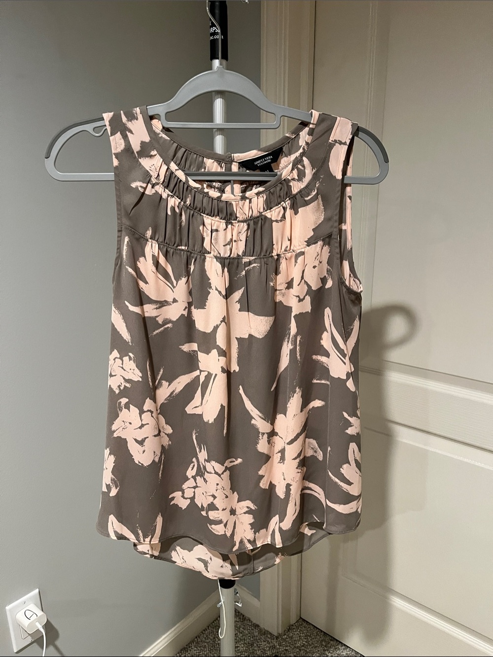 Simply Vera Taupe & Blush Floral Sleeveless Blouse